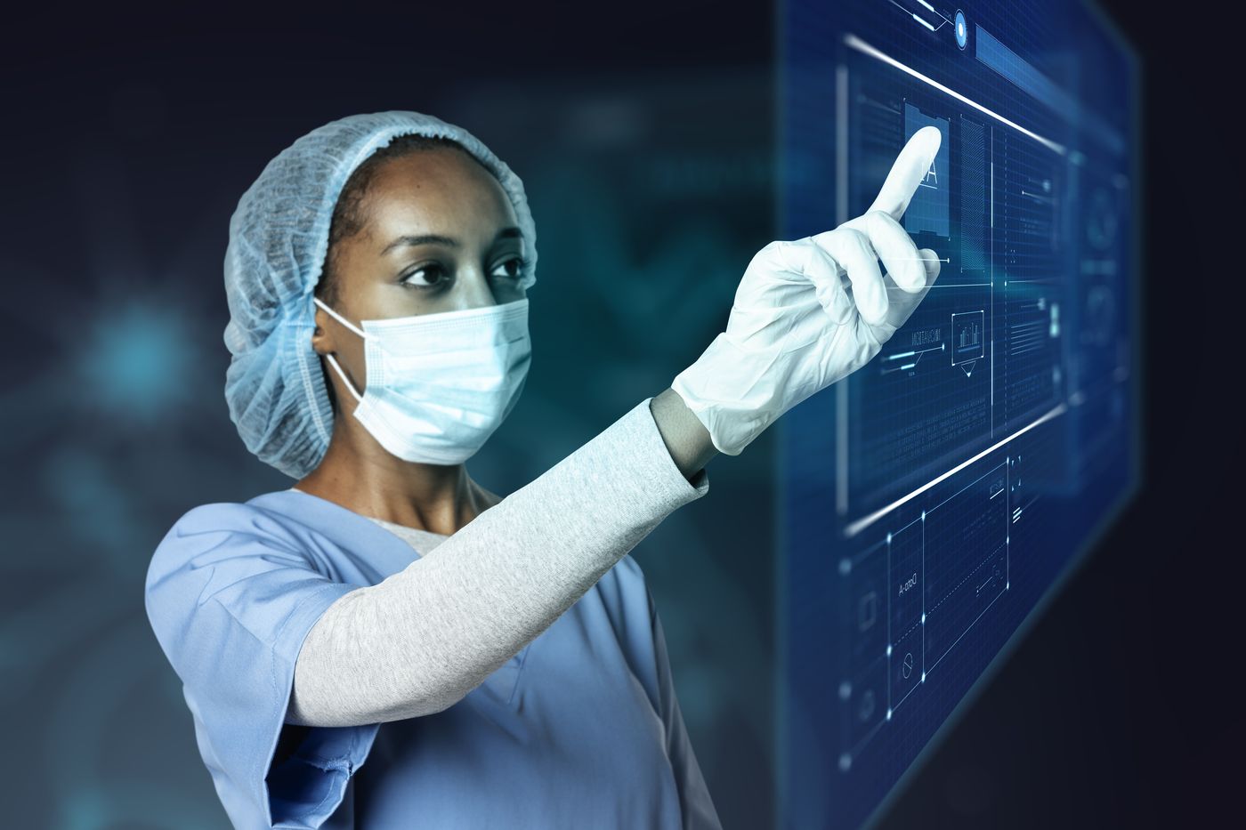 Professionnelle de santé en tenue de bloc touchant un écran numérique